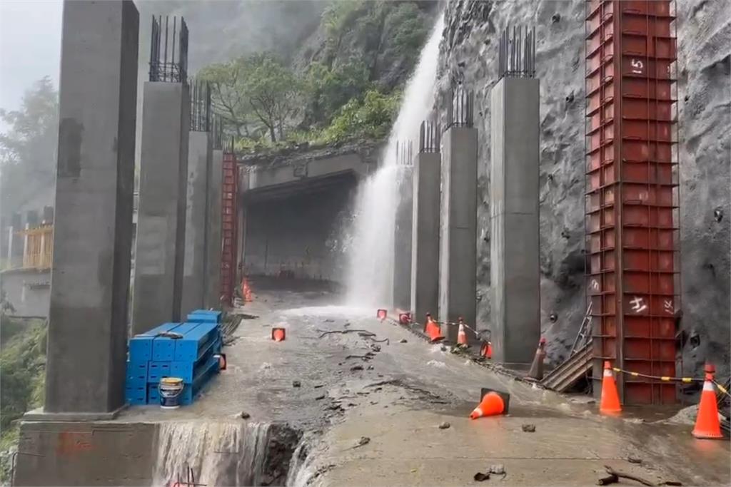 快新聞／風雨無情！強風折斷台南招牌「瞬間爆出大火球」　阿里山道路柔腸寸斷
