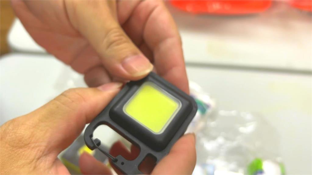 花蓮0元救難包手電筒「充電起火」　網酸：救難包變災難包