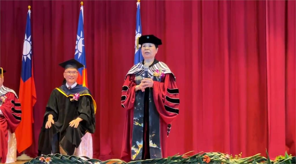 快新聞／榮獲台東大學名譽博士　陳樹菊：感謝大家沒有嫌棄我路邊攤賣菜