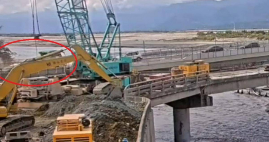 花蓮大橋驚險一刻！13噸怪手轉彎失衡翻落路中央　南向車流全卡死