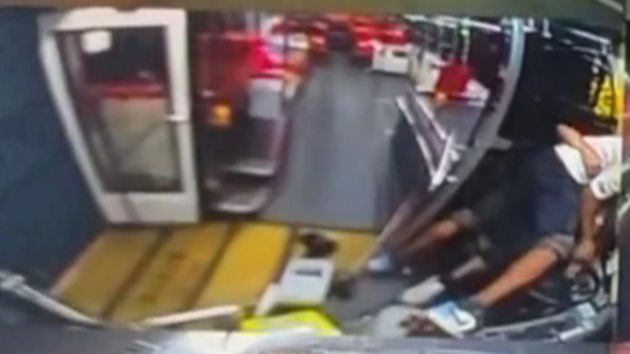 誇張！搭車不付錢還打司機　公車不開門警「甕中捉鱉」