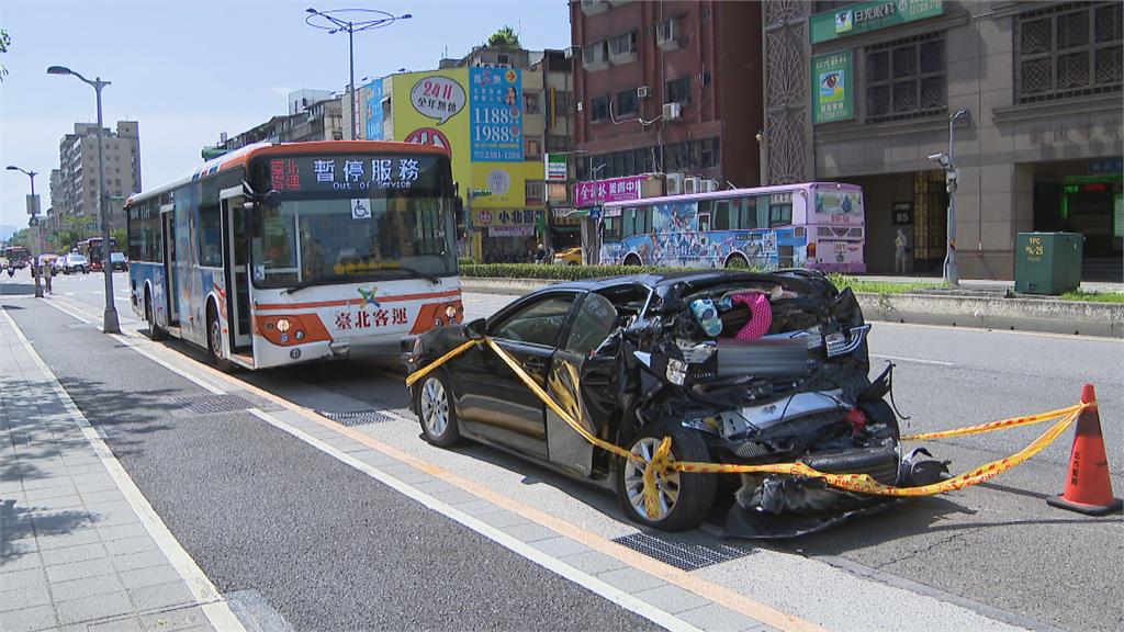 公車下橋煞車失靈直直衝 小客車等紅燈「屁股」全花了...