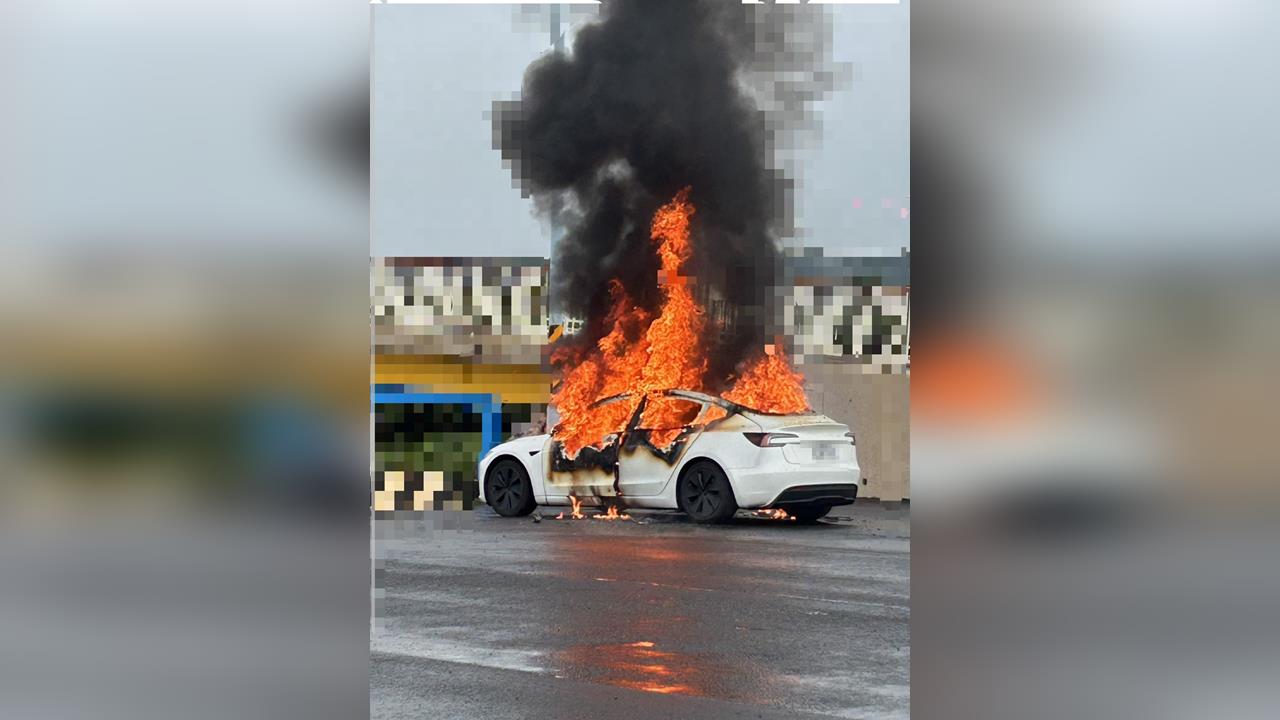快新聞／驚悚！竹北電動車「燒成火球」火勢太猛救不回...駕駛受困車內成焦屍