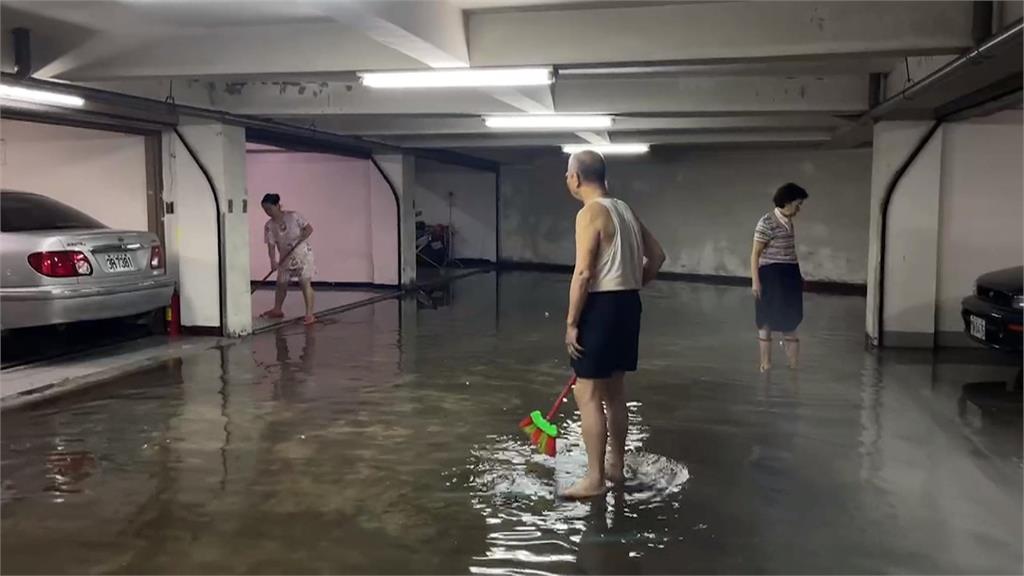 高雄「本館路淹成本館河」　大樓地下室水淹半輪胎高