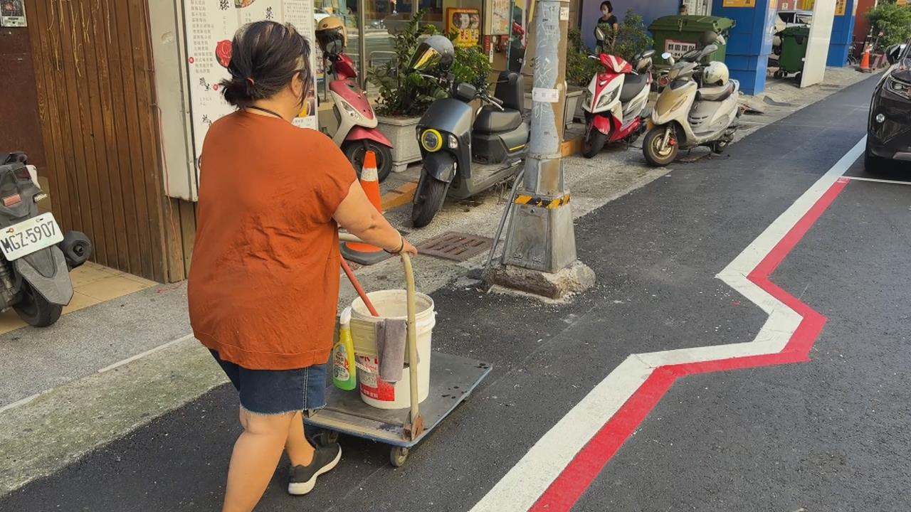 高雄保護型人行道"路燈擋道" 輪椅.嬰兒車得繞路