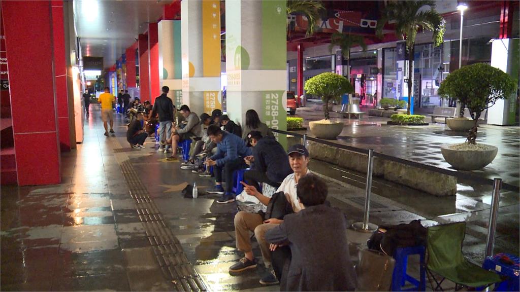  iPhone 11正式開賣！果粉不畏風雨漏夜排隊