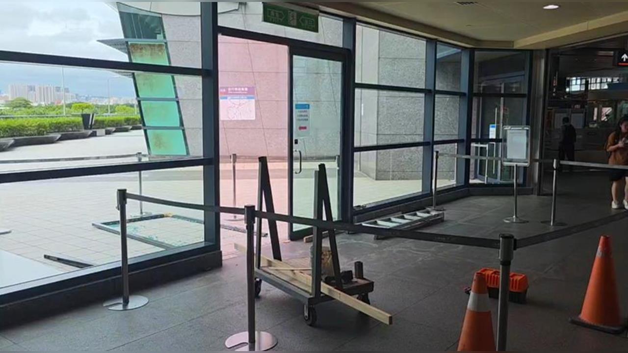 強風連颳3日！高鐵台中站玻璃門疑被吹破禁通行