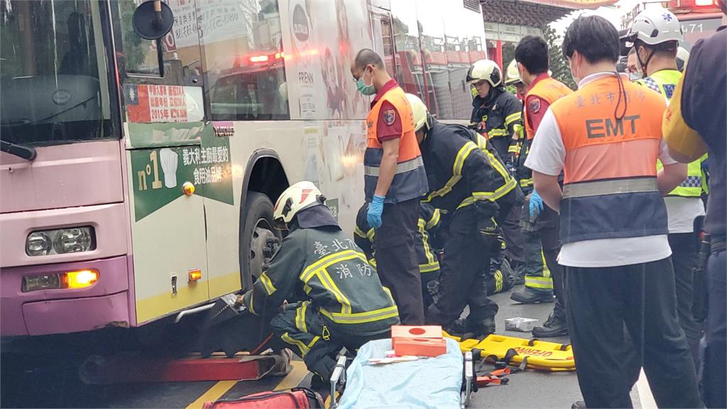乳癌權威醫遭公車捲車底身亡　行車紀錄器曝驚悚瞬間