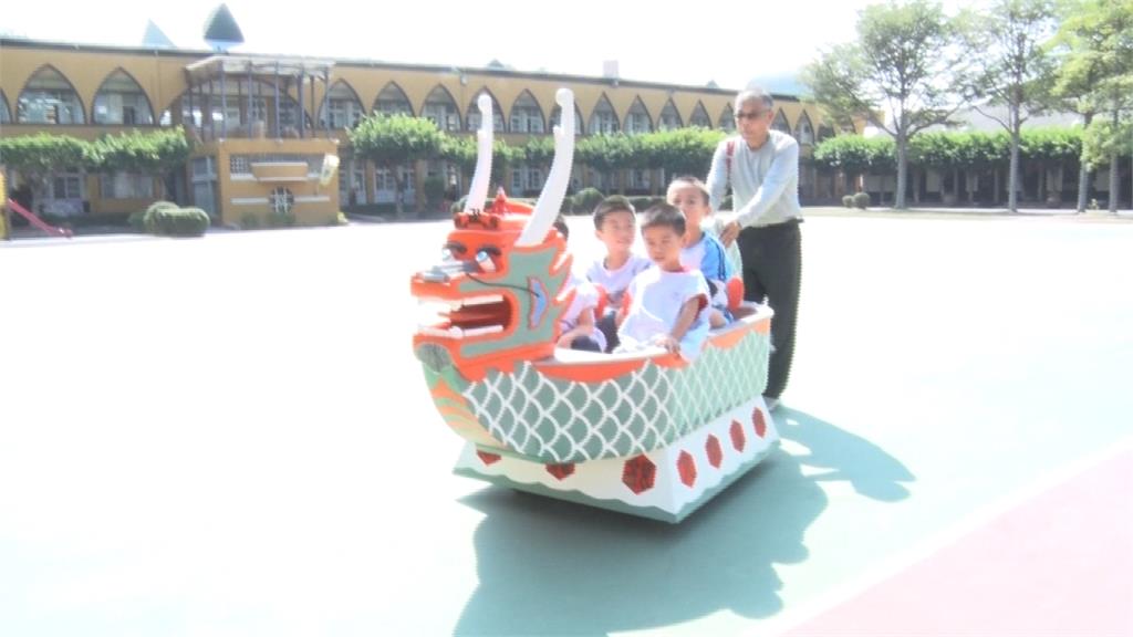 4個孫子一次推出門！超狂阿公手工打造「龍船娃娃車」