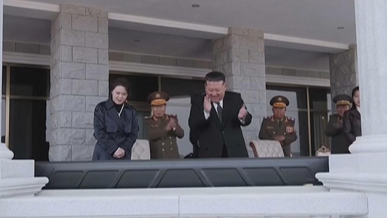 金正恩攜妻女視察自殺無人機、實彈試射　喊「北韓取得絕對優勢」