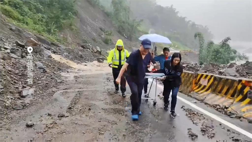 雨斷那瑪夏道路！　　高榮醫護搭「人力救命橋」送急症民眾就醫