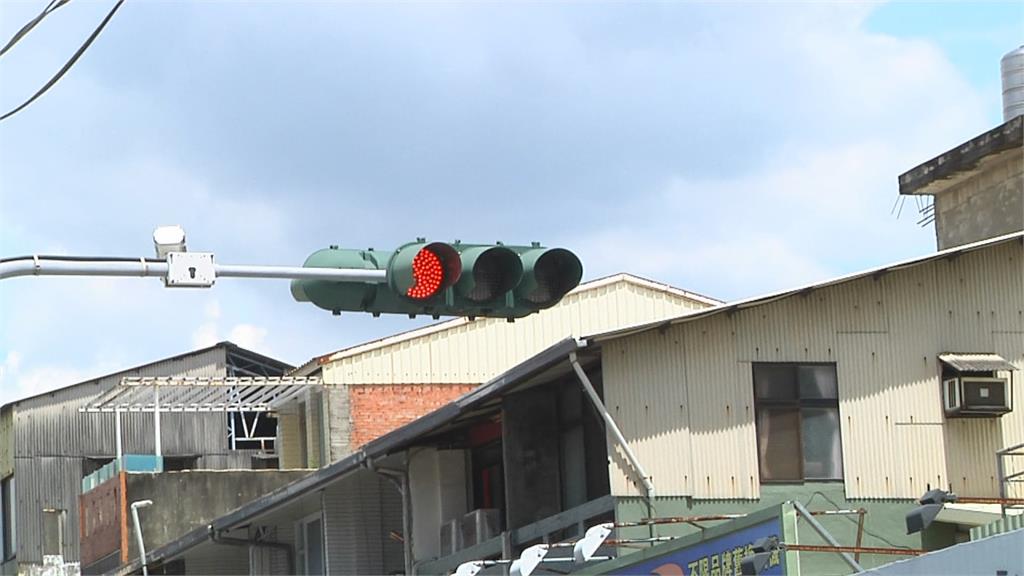 等到抓狂！員林多路口紅燈長達10分鐘　警調監視器發現是「這個人」動的手腳