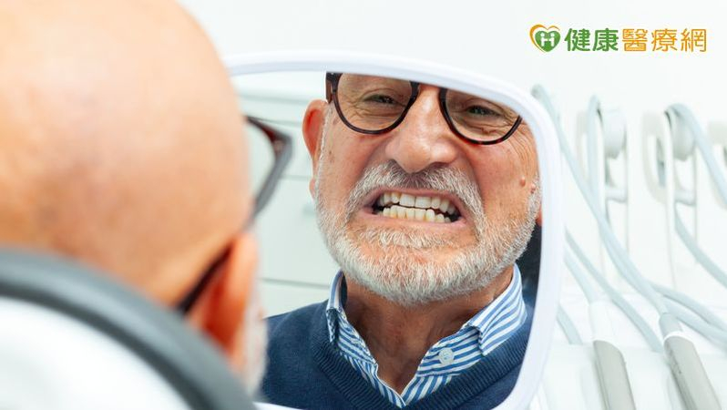 固定式假牙也要留意蛀牙風險！這樣做判斷刷沒刷乾淨　1狀況立即就醫