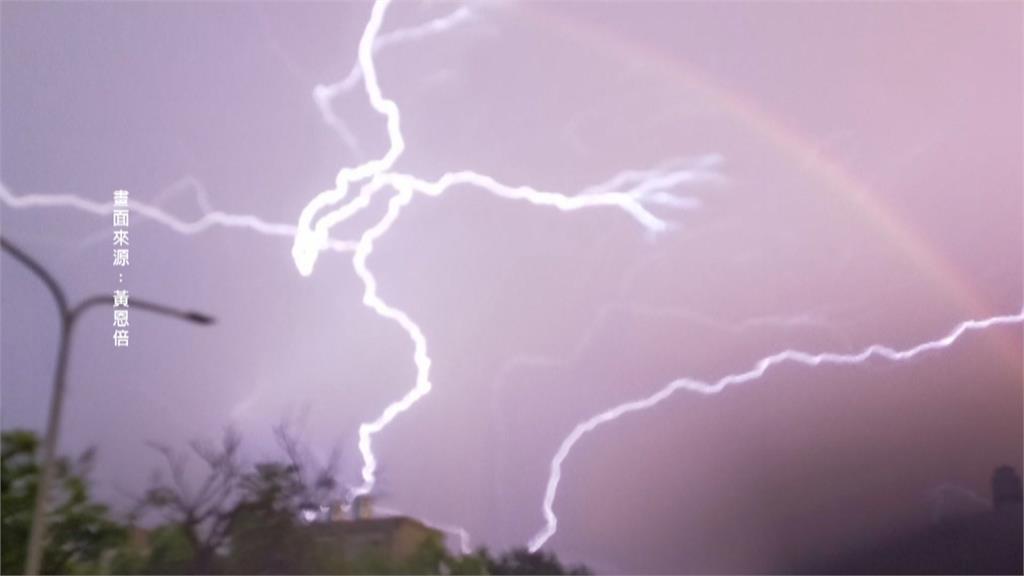 台東大雷雨「最美麗的意外」捕捉「彩虹與閃電共舞美景」