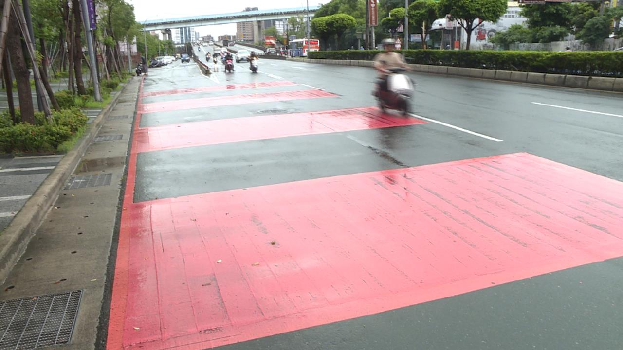 騎士減速反而「犁田」？　重新橋「減速標線」易打滑惹議