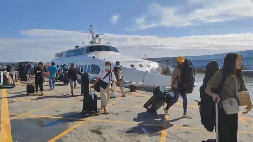 綠島停航四天 島上貨架都空了 抓緊時間加開船班運補