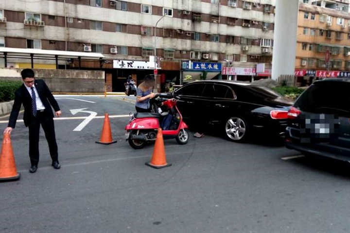 微風賓利車違規迴轉 騎士反應不及攔腰撞