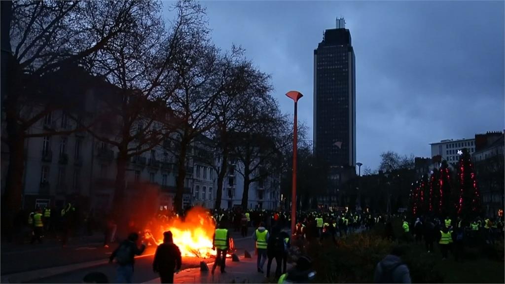 耶誕節前夕黃背心運動爆激烈衝突！巴黎109人遭逮捕