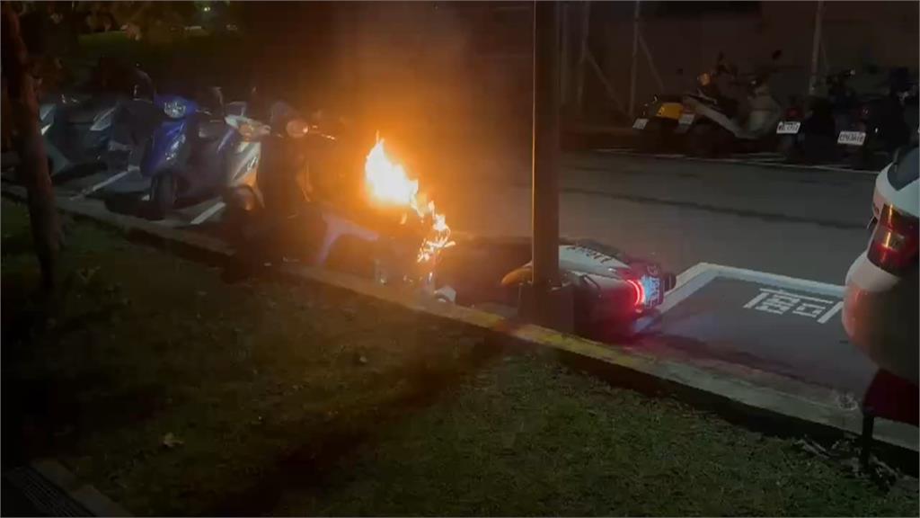 騎共享機車撞路邊車起火　男子逕自逃離遭法辦