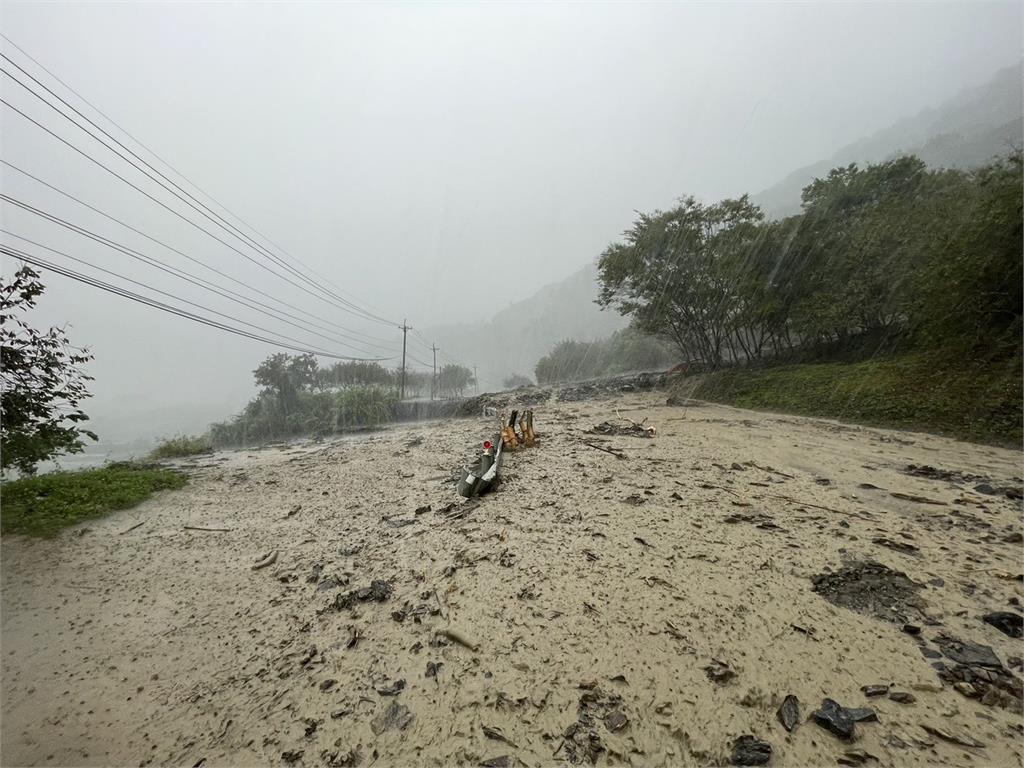 快新聞／大雨狂炸！台7線英士路段土石流雙向阻斷