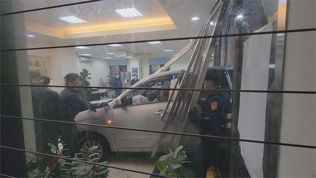 林口酒駕累犯開車撞進派出所　值班員警跳開躲死劫　