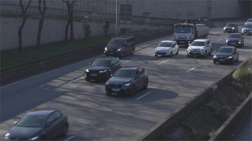巴黎政府祭高乘載管制　「一車至少2人」解決塞車問題