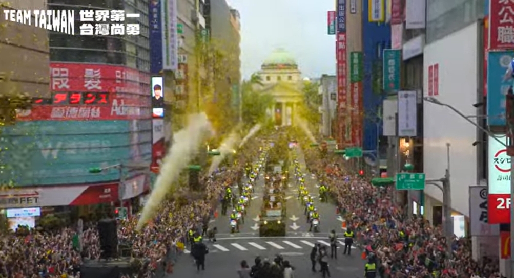 快新聞／台灣隊冠軍遊行登場！林家正、陳傑憲同車帥翻　金色勝利紙花滿天飛