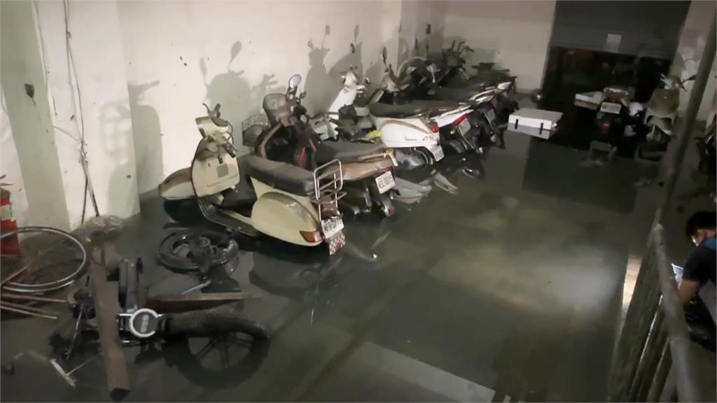 台南雨量驚人！多處地下室淹水成災　愛車慘遭滅頂