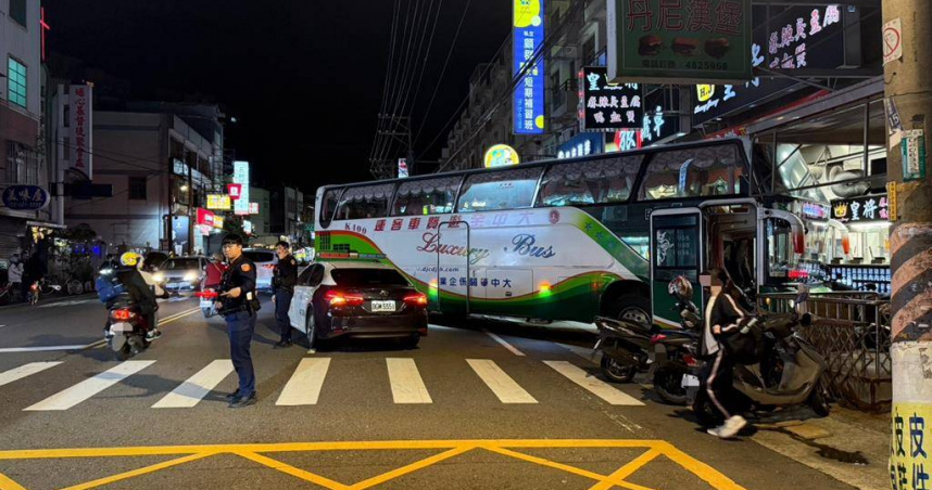一頓晚餐釀大禍！遊覽車「無人駕駛」滑行失控　8輛機車慘遭殃