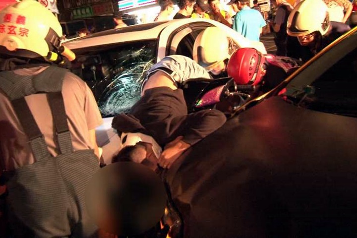 疑號誌燈故障 路口三車相撞兩人傷
