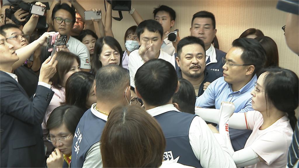 國民黨突襲排審選罷法　藍委提罷免票需超過當選票