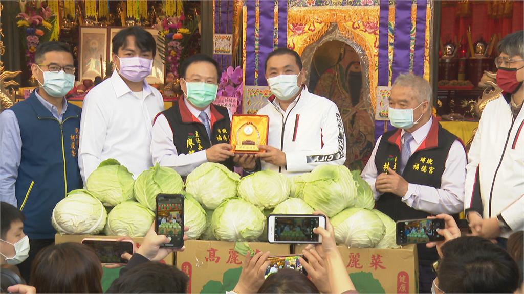 為土地公慶生！新北宮廟認購鳳梨、高麗菜幫助弱勢族群 侯友宜表達感謝