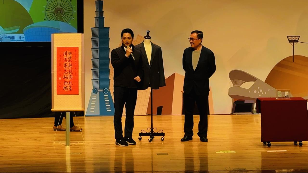 快新聞／北市府歡送「川伯」！蔣萬安贈4禮餞別　高唱〈手放開〉、〈連杯酒〉