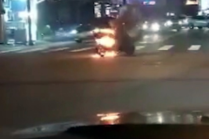 嚇死人！騎機車上街 車身半路自燃燒毀