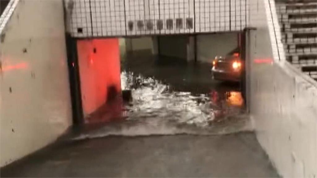 週二暴雨狂炸彰化！雨水灌入大樓地下室成「大水池」　住戶急移車、抽水