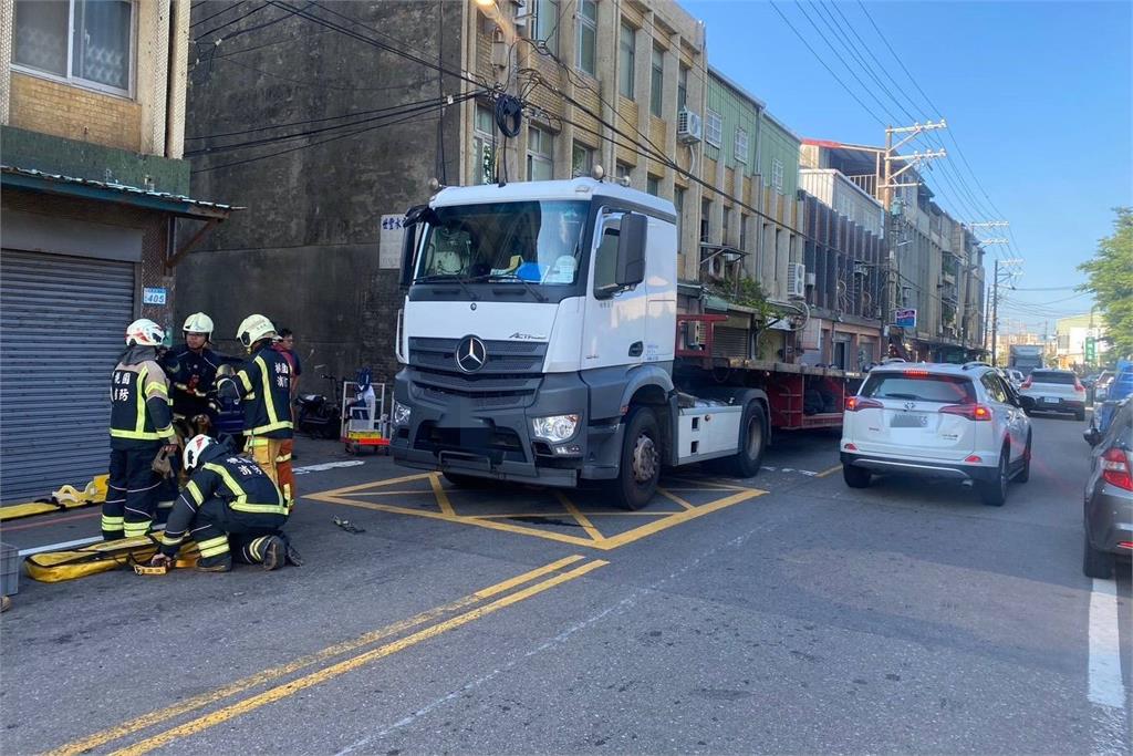 快新聞／大車撞死人！桃市大園區小巷車禍　76歲婦人命喪輪下