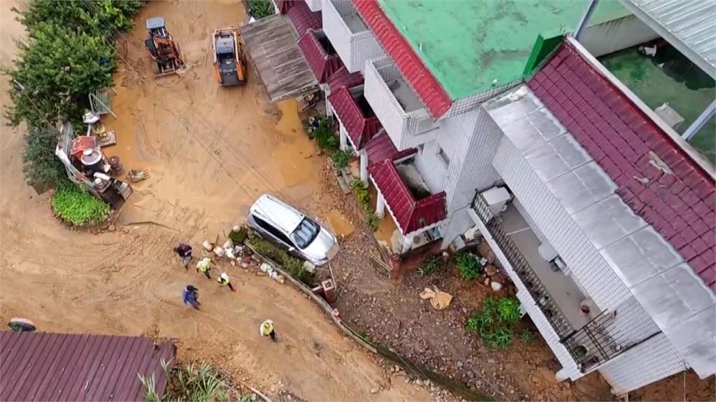 驚險！南投暴雨釀土石流　大量泥石沖進3戶民宅