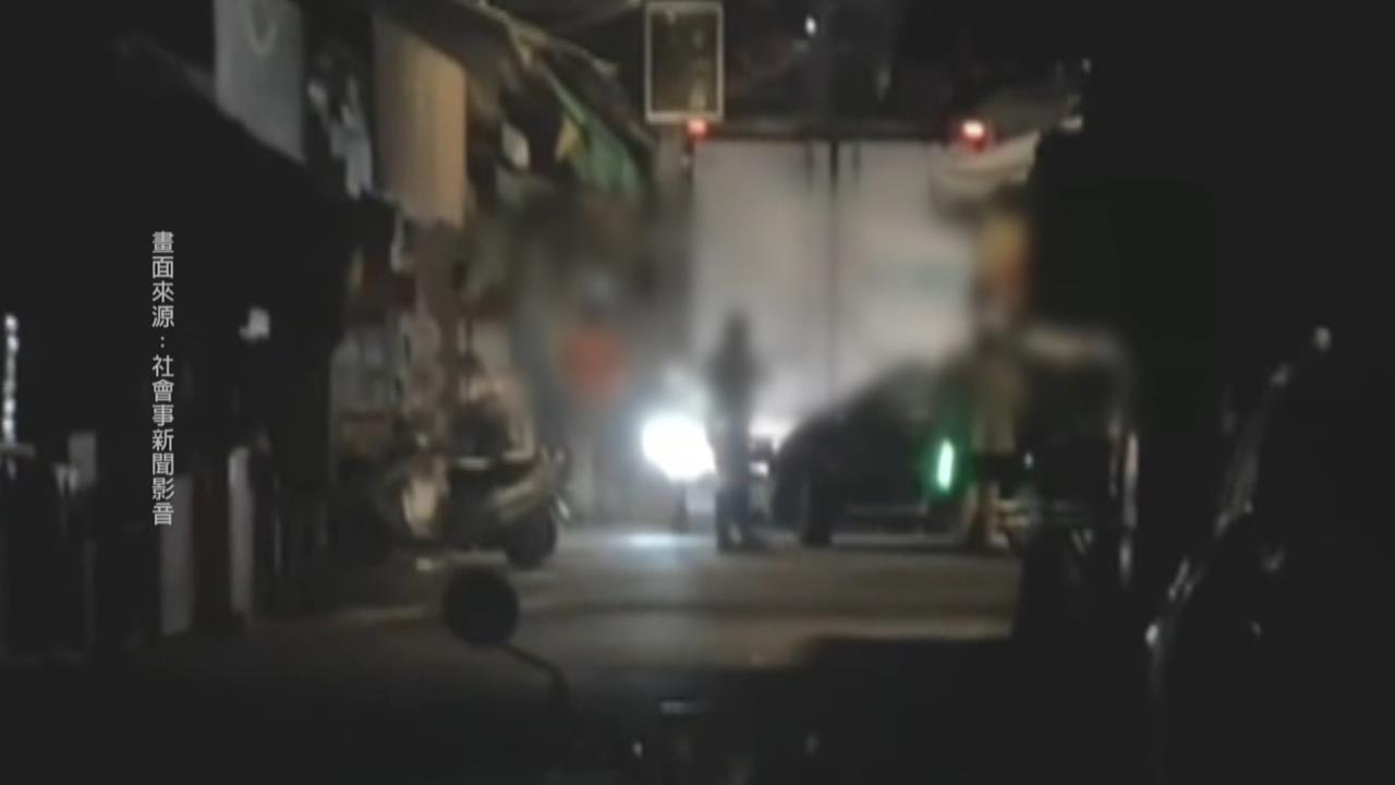 日月潭商店街疑行車糾紛! /物流車、轎車爆口角擋車道