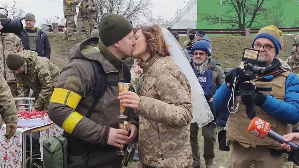 鋼盔換頭紗！烏克蘭士兵眷侶「堅守基輔」　戰場前線著軍服完婚
