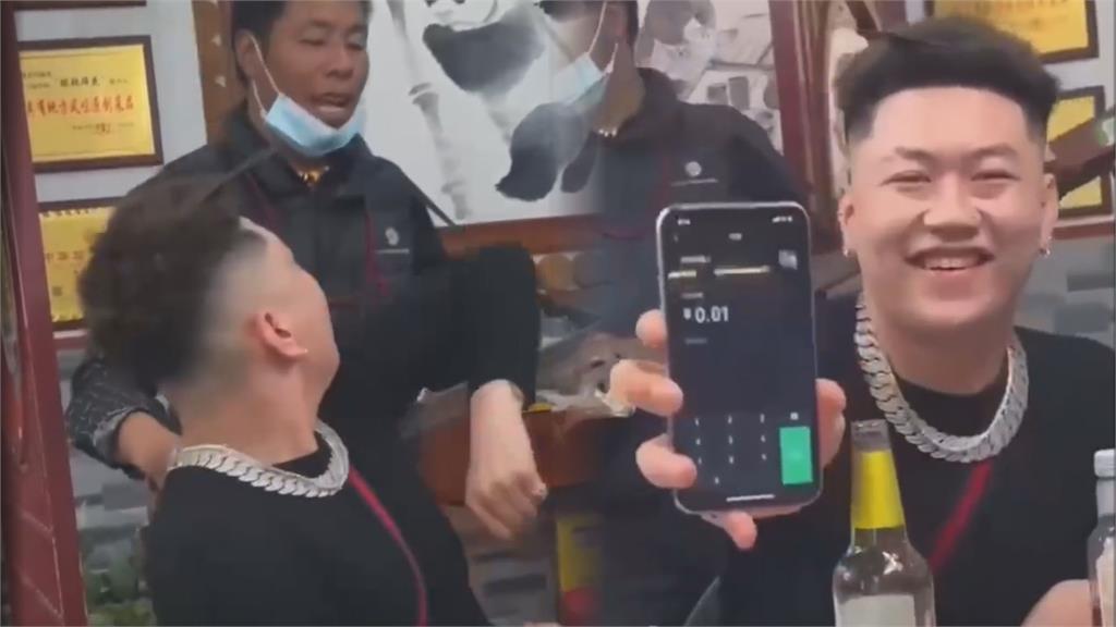 羞辱打賞！中國饒舌歌手作勢「肘擊」賣藝男　給1分錢小費惹怒全網