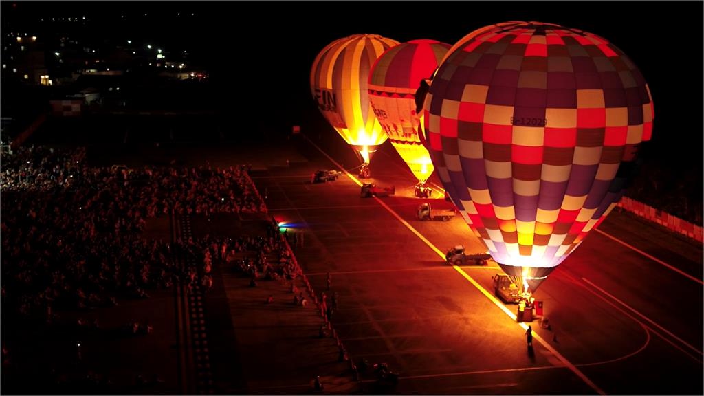 台東熱氣球首度跨海綠島  逾8千遊客共襄盛舉