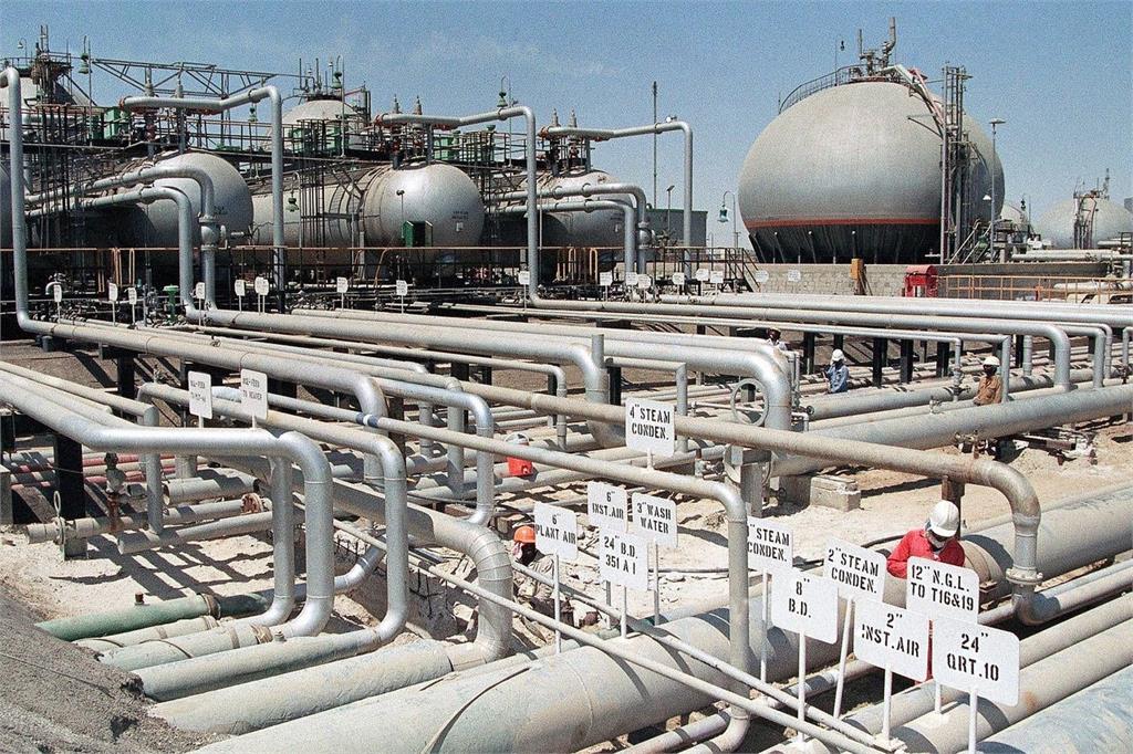 瞄準美元霸權　伊朗與中國正聯手在荷莫茲海峽推動「石油人民幣」