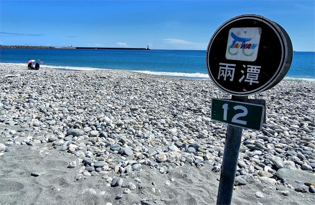 惡搞地名？花蓮兩潭自行車道指標牌　亂插北濱沙灘上