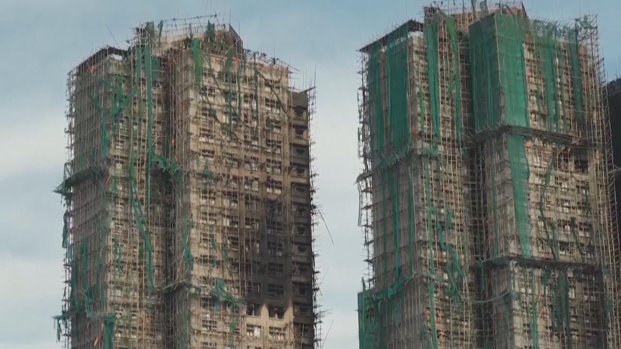 宏福苑大火棚網成焦點！　港府下令明天前「全部拆除」