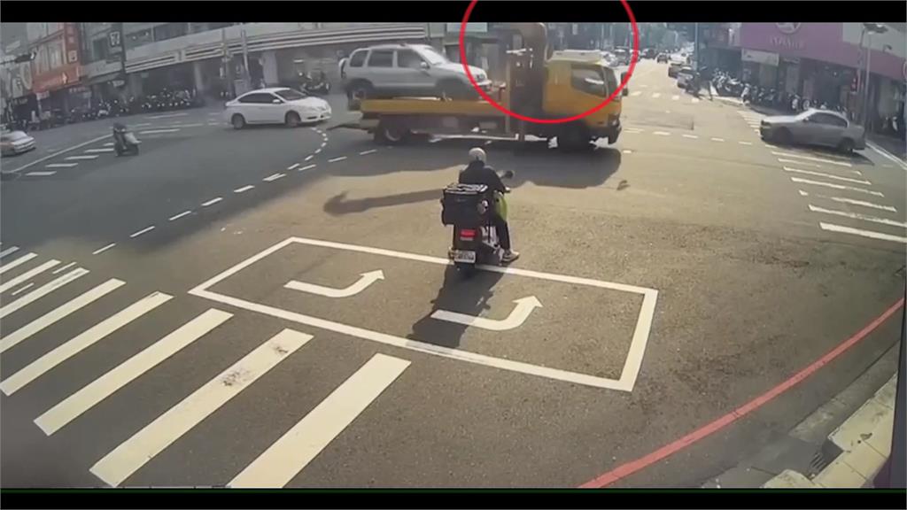 太「扯」了！台中貨車沒收吊臂趴趴走　扯落紅綠燈肇事