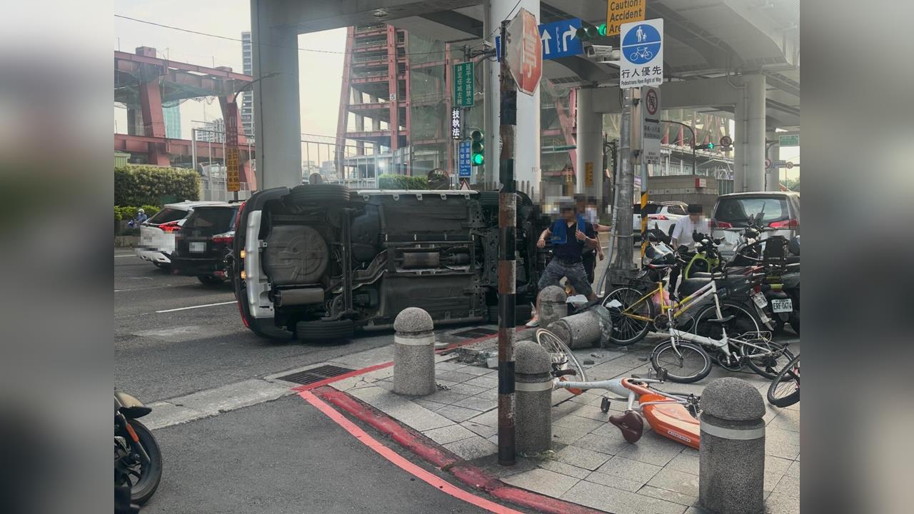 快新聞／不是毒駕！北市休旅車失控翻覆衝撞4單車　禍首竟是「水壺」