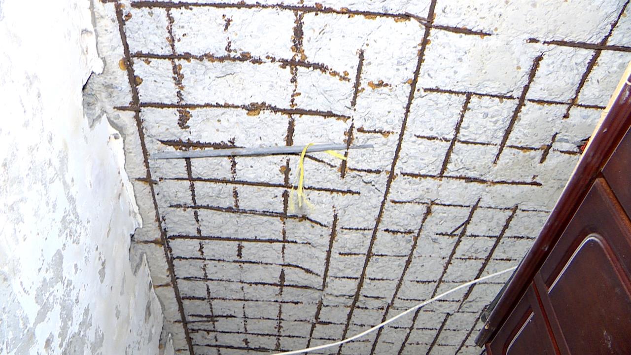 恐怖！新莊老公寓屋內「天花板突砸下」　住戶：嚇死　根本不敢睡