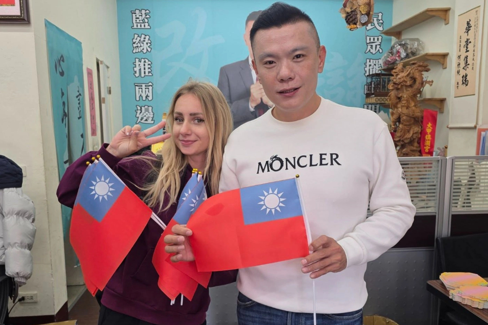 俄羅斯美女騙江和樹100元落網了　 裝聾作啞賣國旗被送移民署