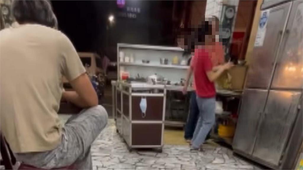 台南大腸麵線老闆打員工畫面被拍下？　真實原因曝光暗藏「洋蔥」