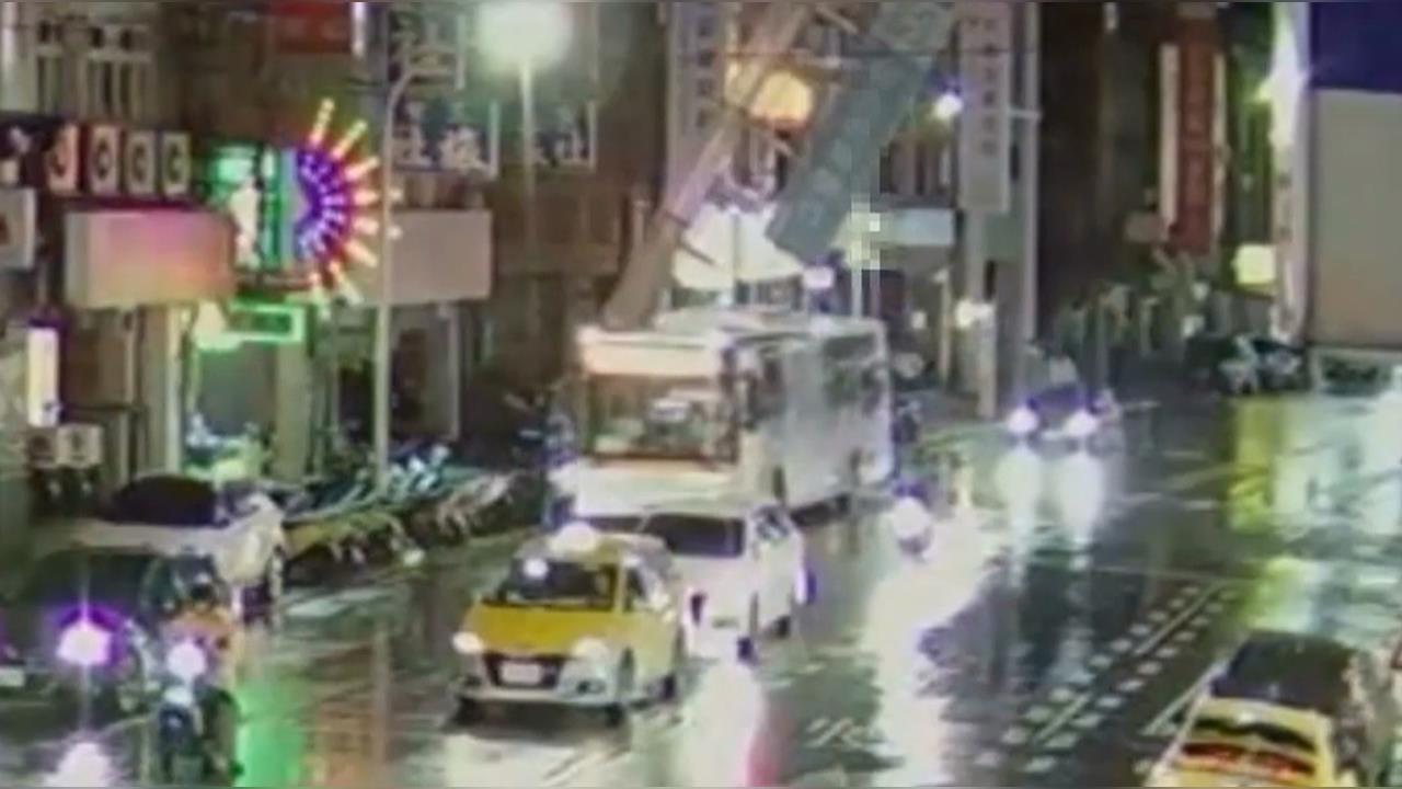 新北三重正義北路驚傳巨型招牌掉落　公車驚險閃過